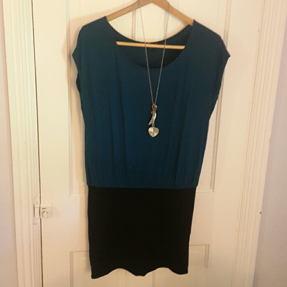 21 | Hip hugging  | Dress - Picture 2 of 3