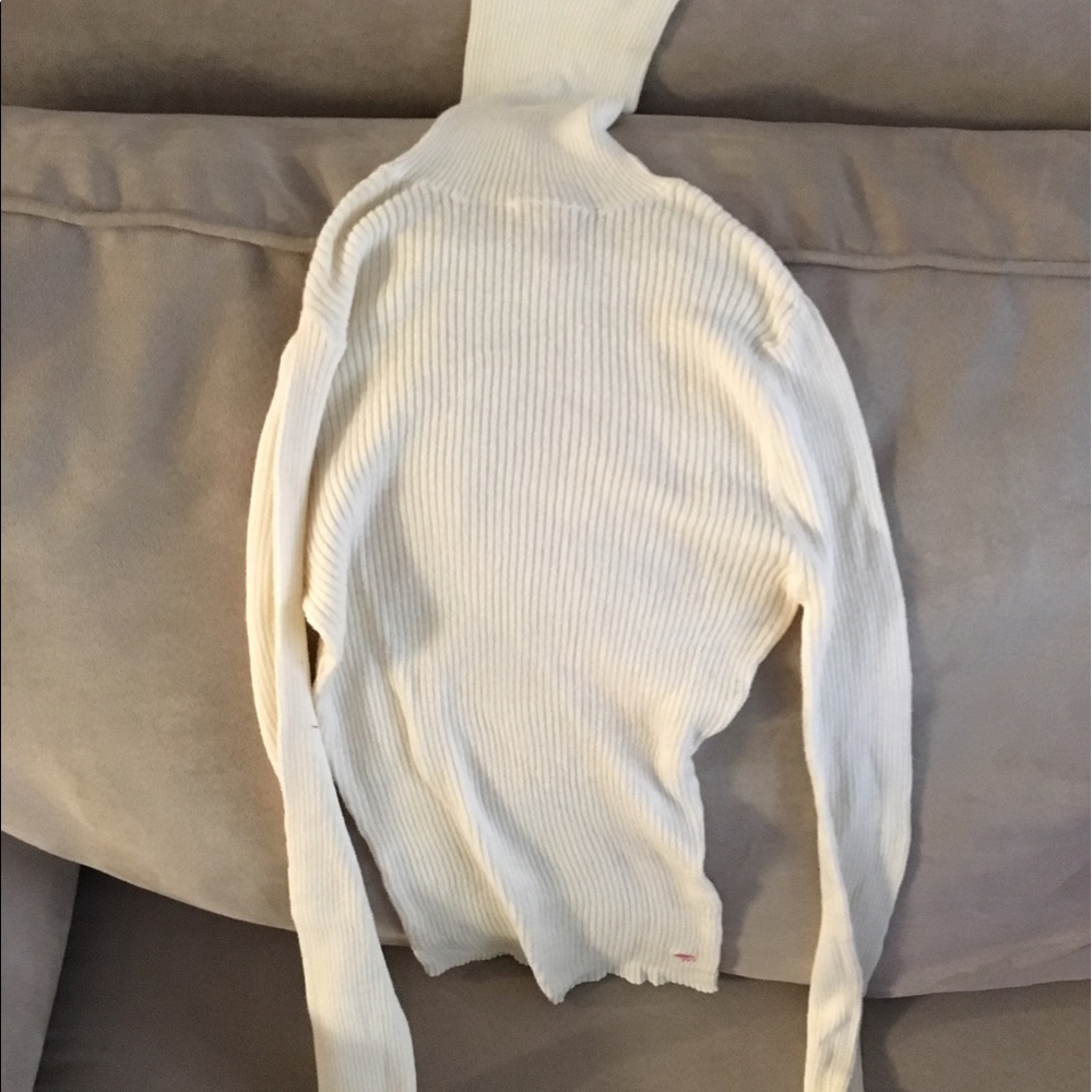 A&F thin cream turtleneck