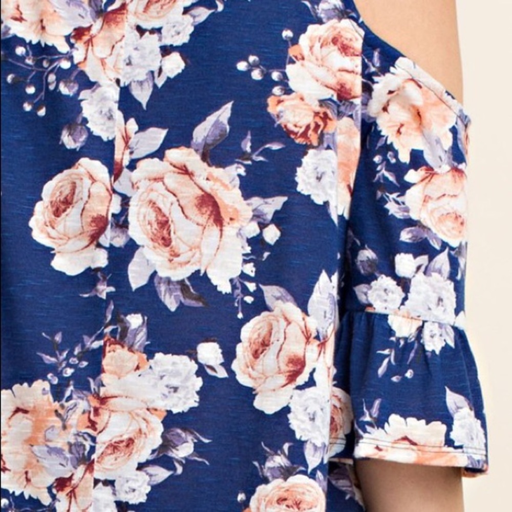 ❗️LAST❗️Navy floral printed cold shoulder top - Picture 3 of 4