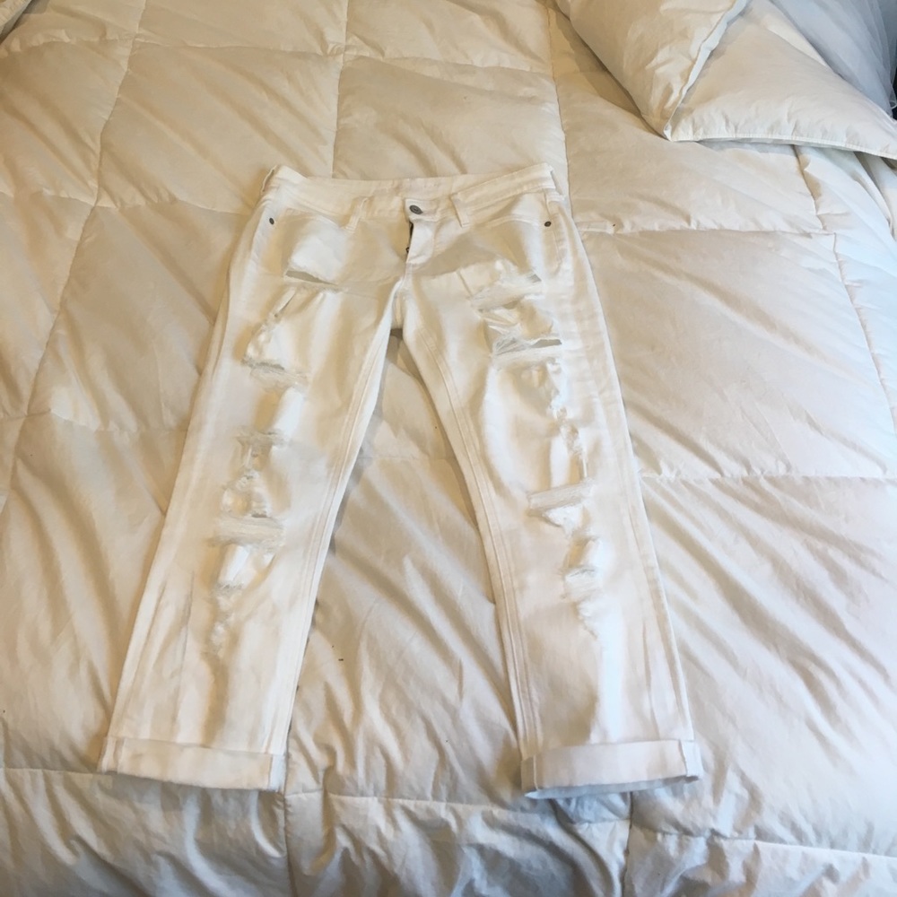 White distressed jeans