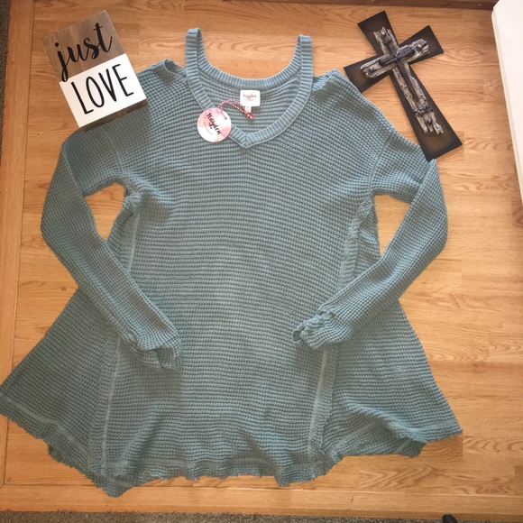 Sweaters - Women's oversized Sag cut out shoulder sweater 2x