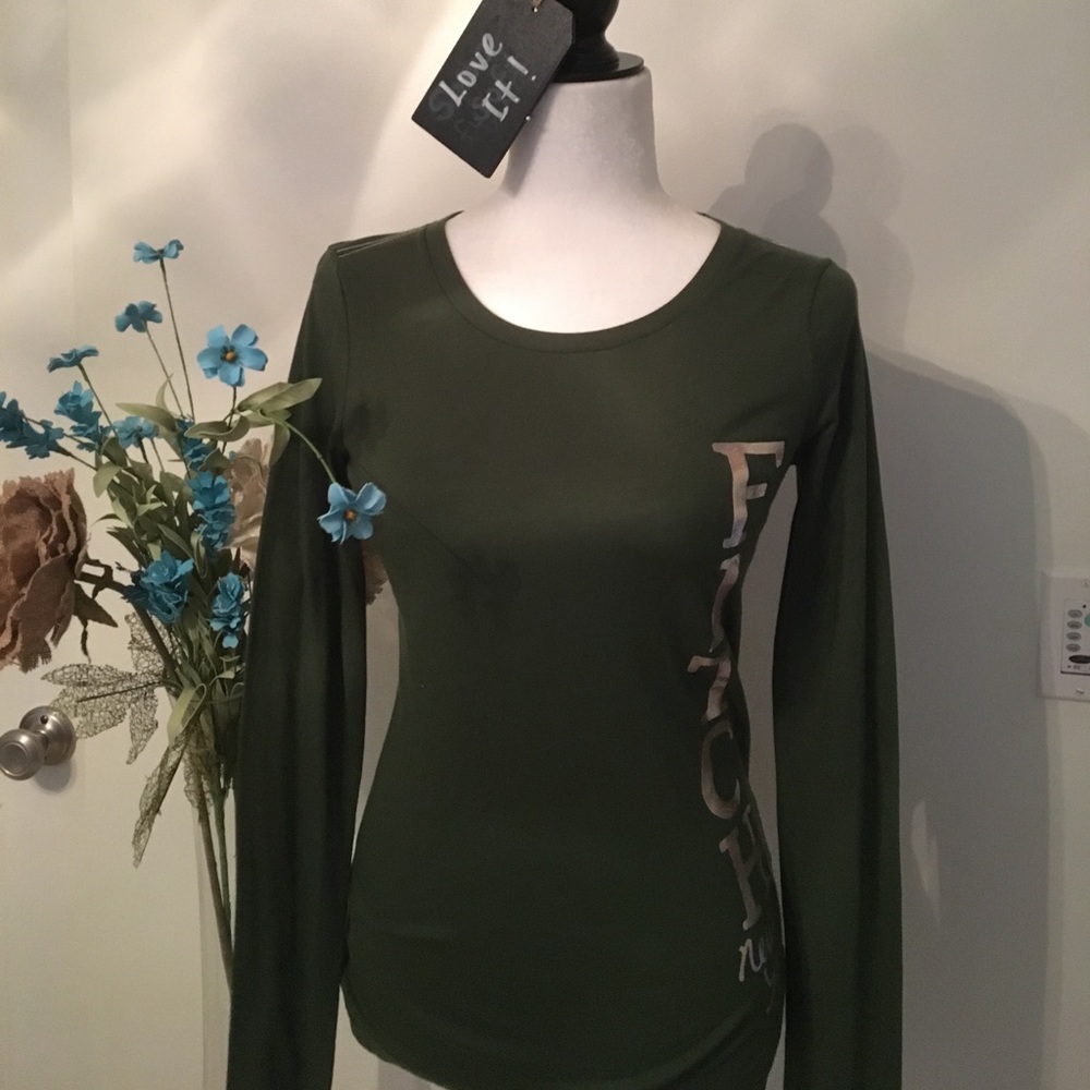 NWT. Pretty green long sleeve shirt