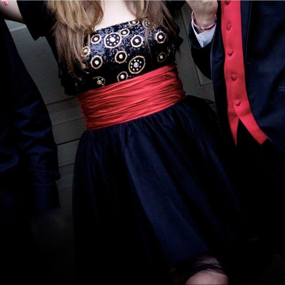 GORGEOUS PROM/HOME COMING DRESS! - Picture 2 of 7