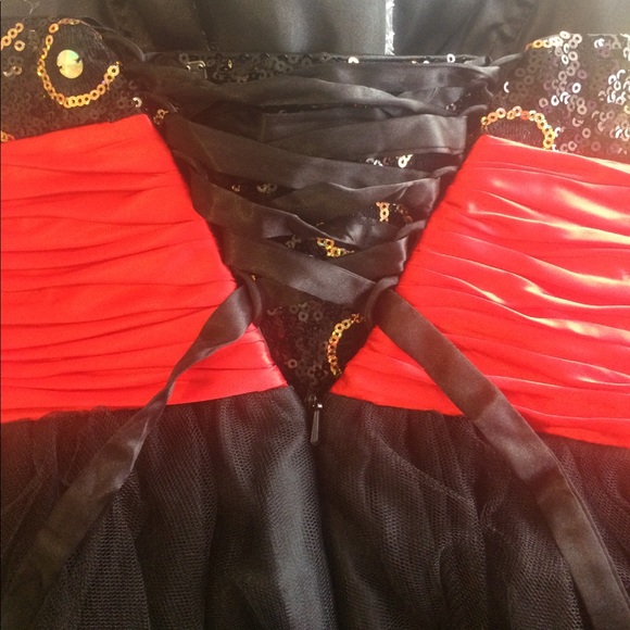 GORGEOUS PROM/HOME COMING DRESS! - Picture 6 of 7