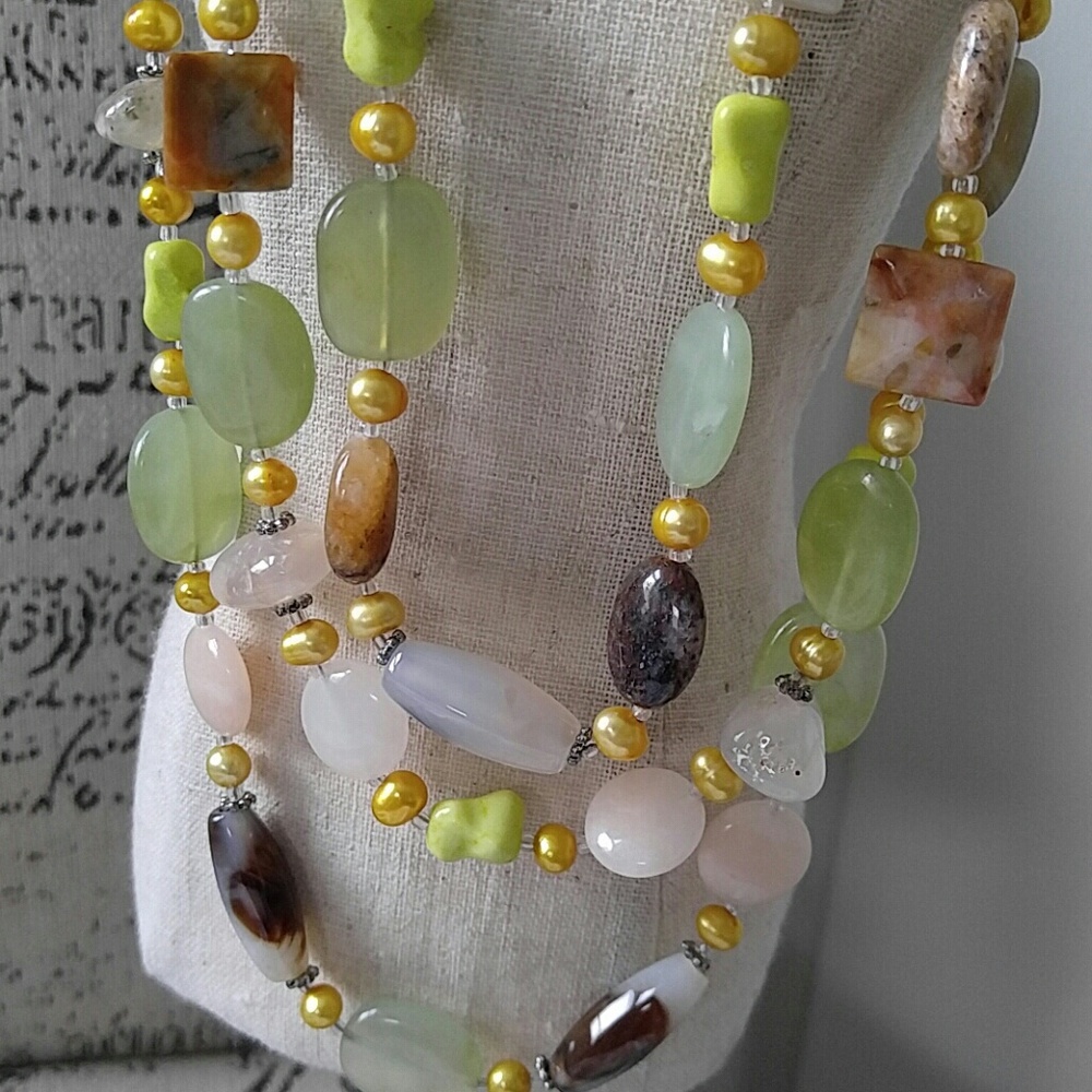 {🍀SALE🍀} Three strand Stone statement necklace.