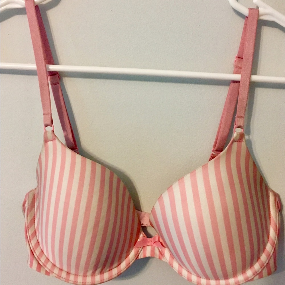 MAKE AN OFFER Victoria Secret 32 D bra