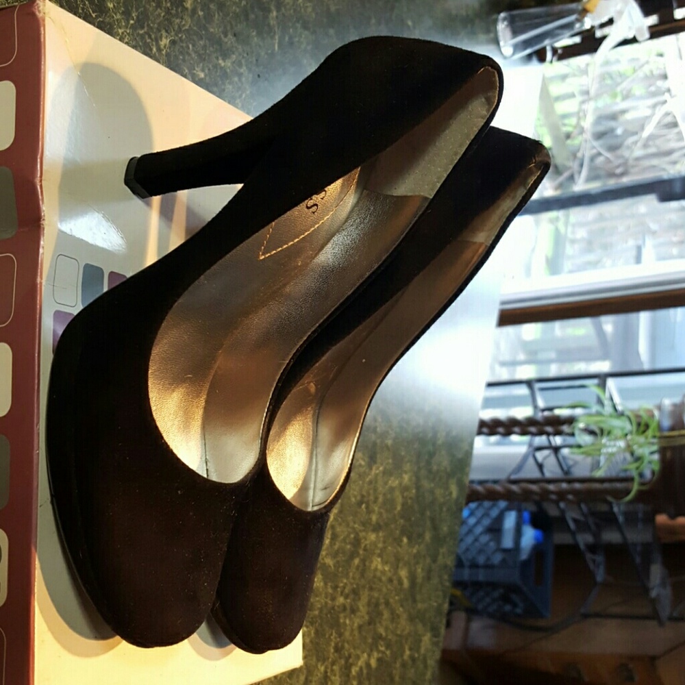 GUESS Suede pumps sz 7 1/2