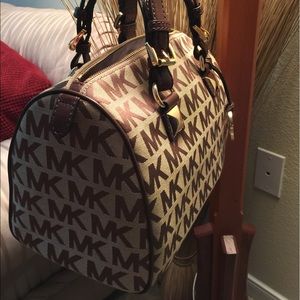 Michael Kors Purse Monogram Print.
