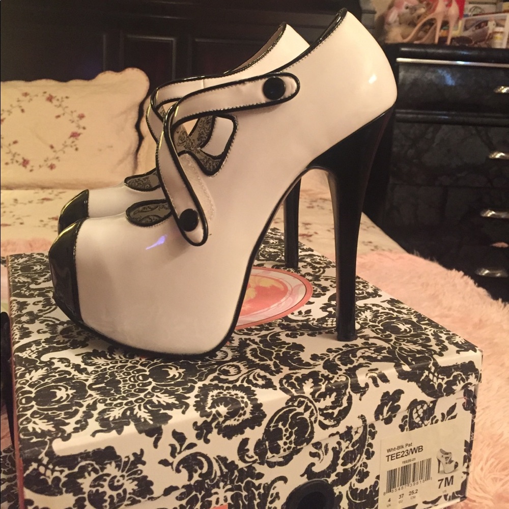 NIB Bordello heels 7M