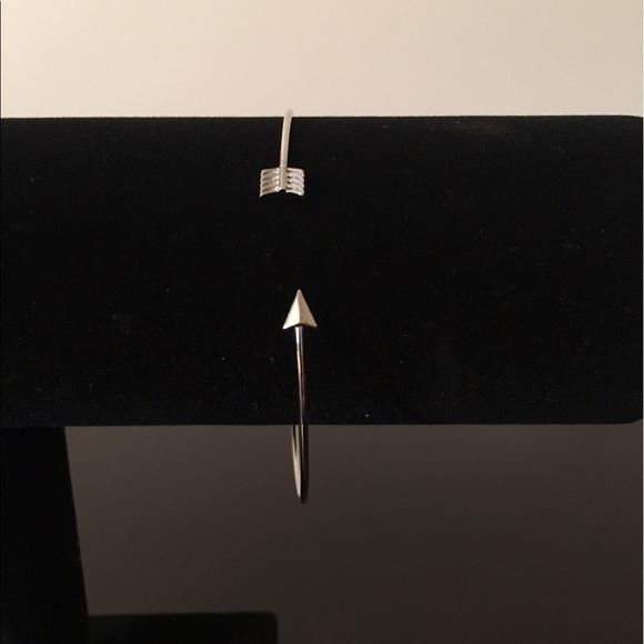 🆑 Festival Arrow Cuff Bracelet - Picture 2 of 3