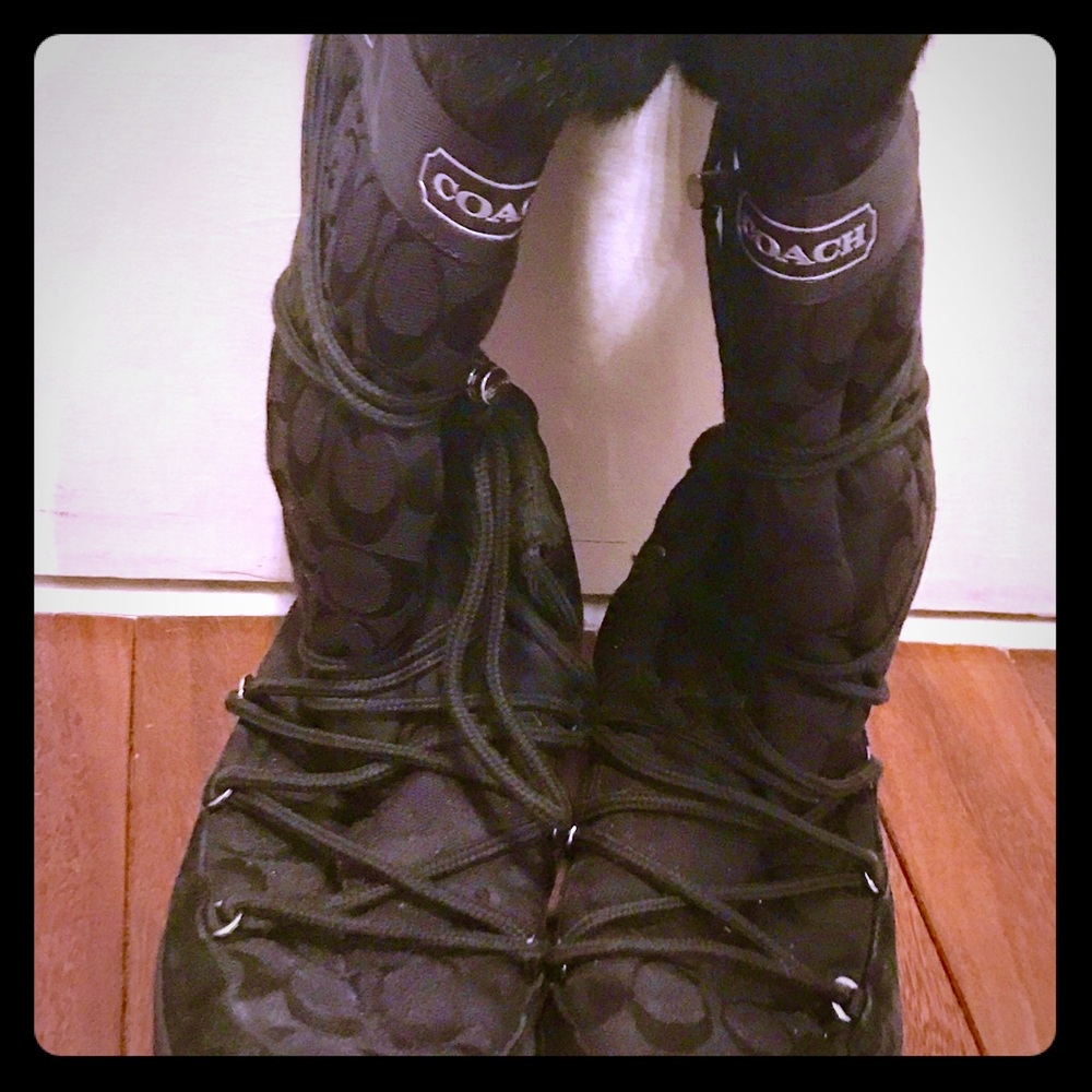 Coach black snow boots with fur trim