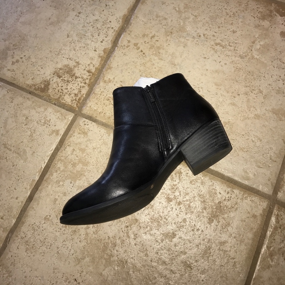 Black wedge shoes