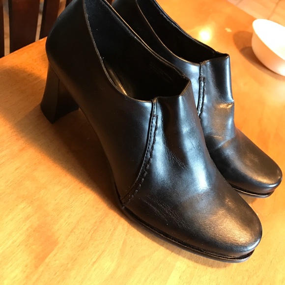 Black heeled shoes - Picture 2 of 4
