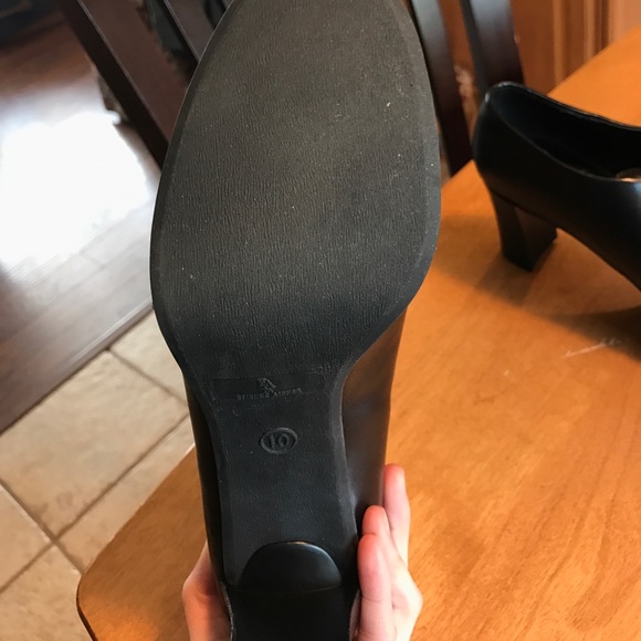 Black heeled shoes - Picture 3 of 4