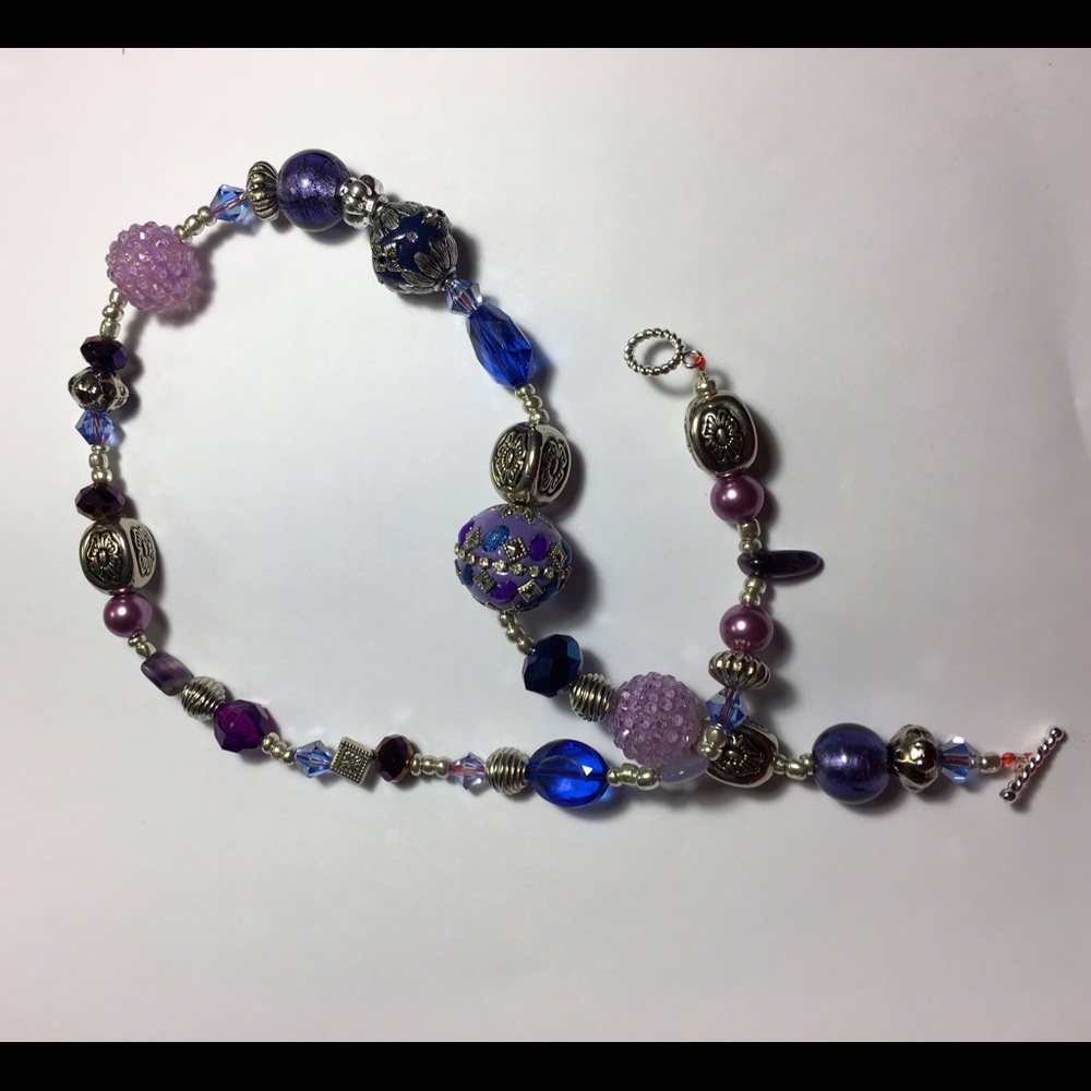 Purple silver toned necklaceAPPROX 21".HANDCRAFTED