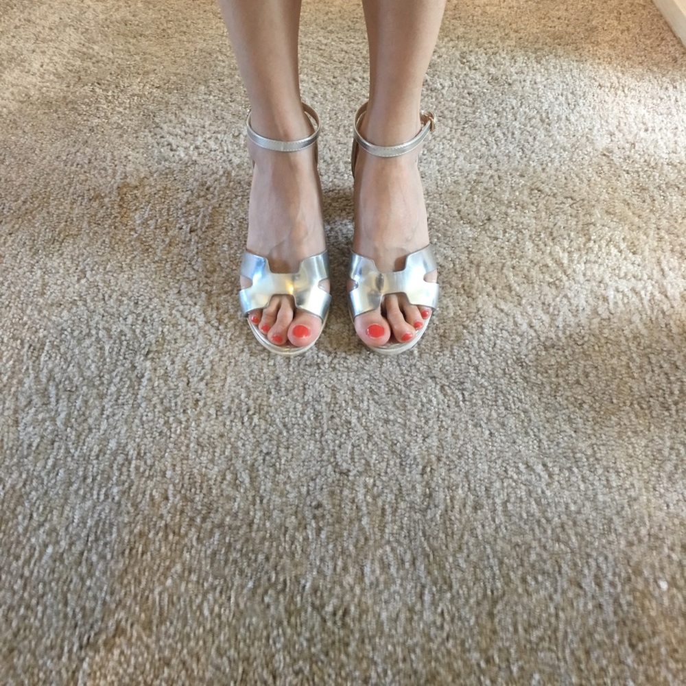 Chic H style chunky heel silver heel