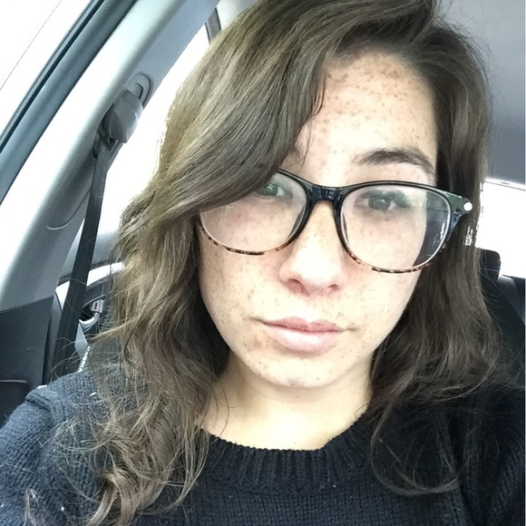 Meet your Posher, Alyssa - Picture 1 of 1