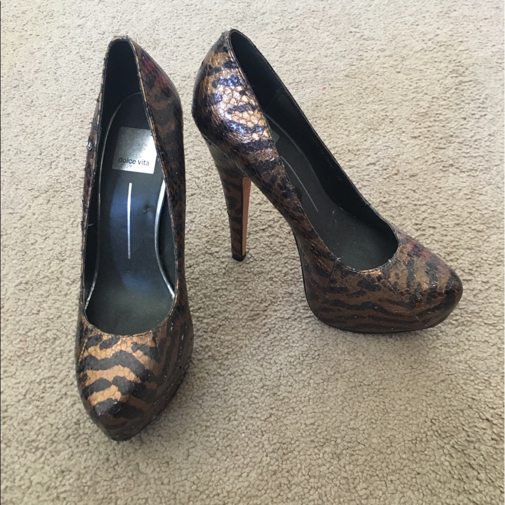 Snake skin platform pumps