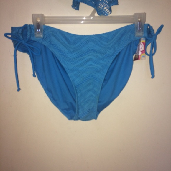 Bikini - Picture 3 of 3