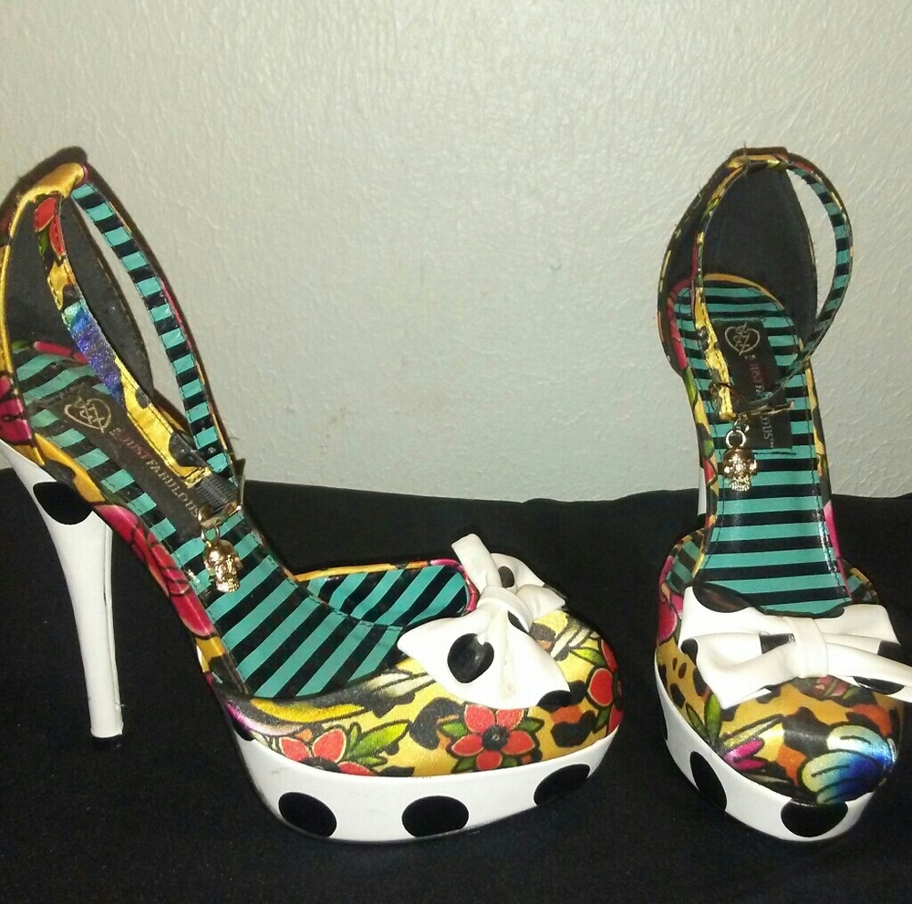 Cute/fun Tattoo polka dot print platform heels