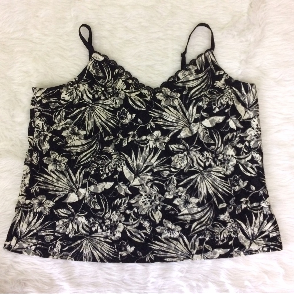Avenue vneck black white spaghetti strap top 26/28