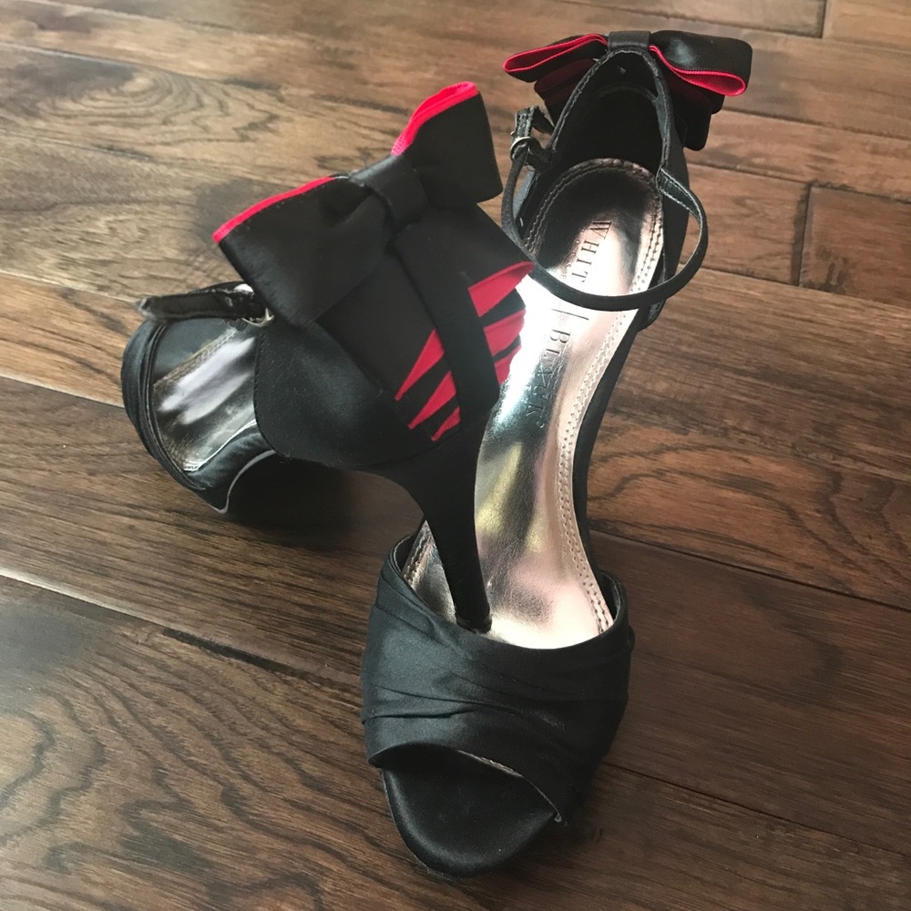 White House Black Market: Bow Heels 🎀