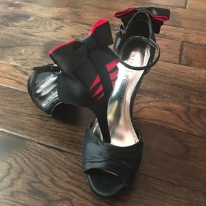 White House Black Market: Bow Heels 🎀