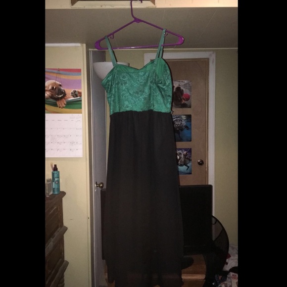 A Lilly rose dress - Picture 2 of 3