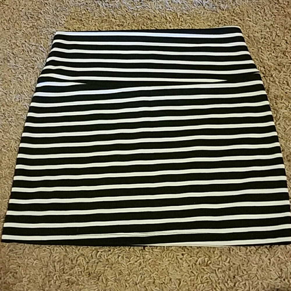 Black/white skirt