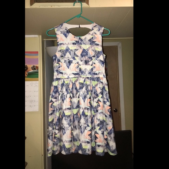 Nice semi short dress - Picture 1 of 2