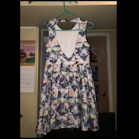 Nice semi short dress - Picture 2 of 2