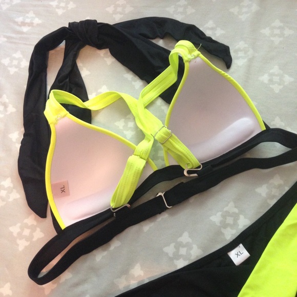 Bikini - Picture 3 of 7