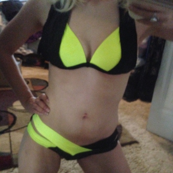 Bikini - Picture 7 of 7