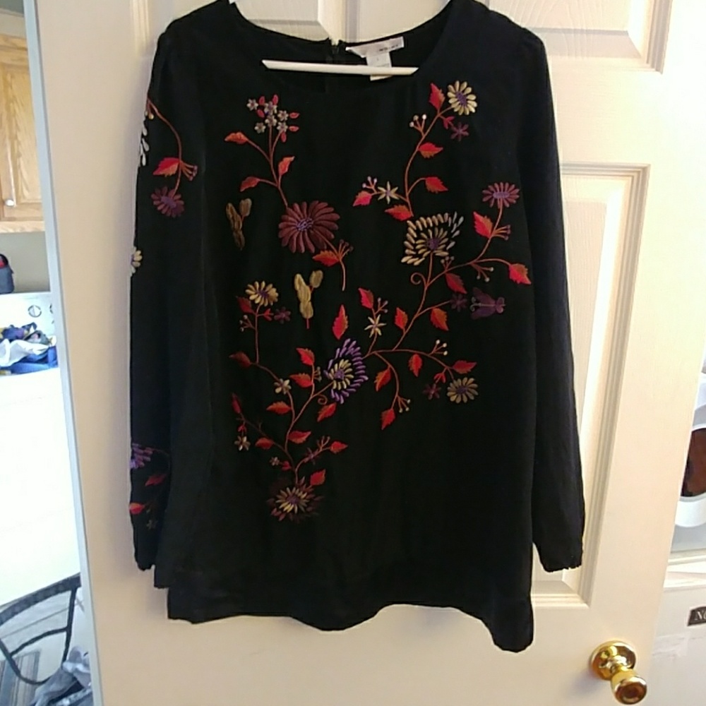 Ladies Black Embroderied Tunic Size Large