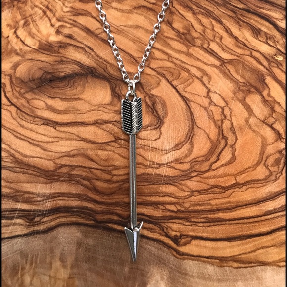 Arrow Pendant Necklace Hunger Games - Picture 1 of 5