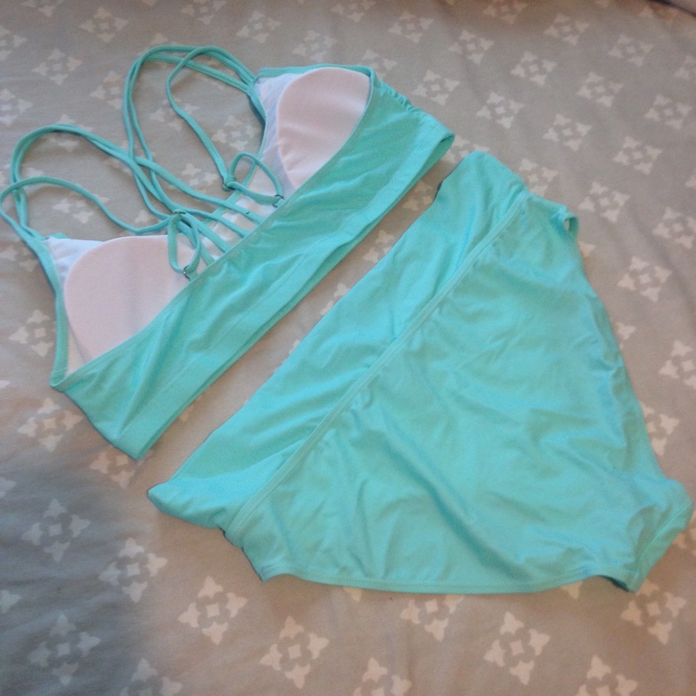 Bikini - Picture 3 of 3