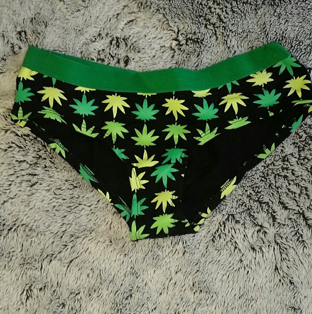 Green leaf booty shorts panties 💚