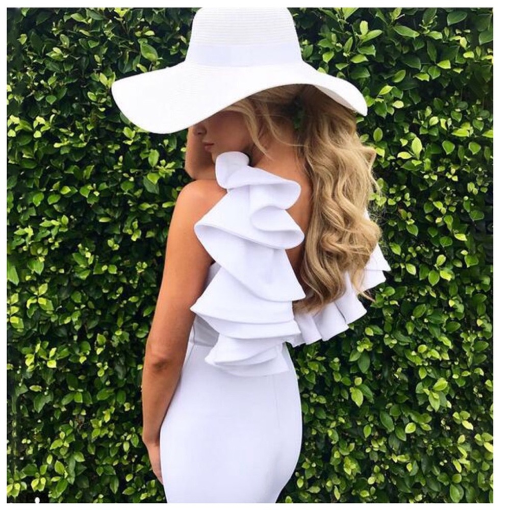 🆕 Black & White Dramatic Open Back Ruffle Dress - Picture 2 of 6