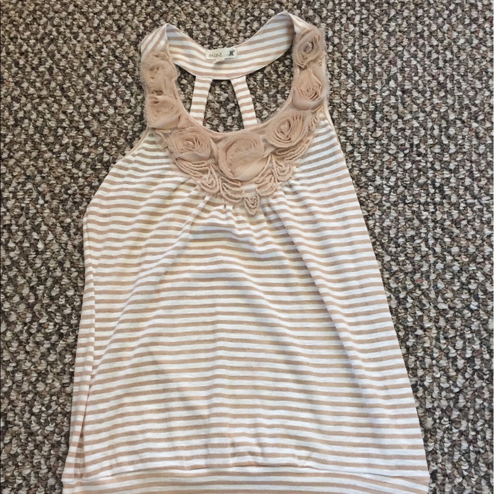 Cute tank top with flower neckline