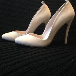 Cream colored high heeled pump-new never worn