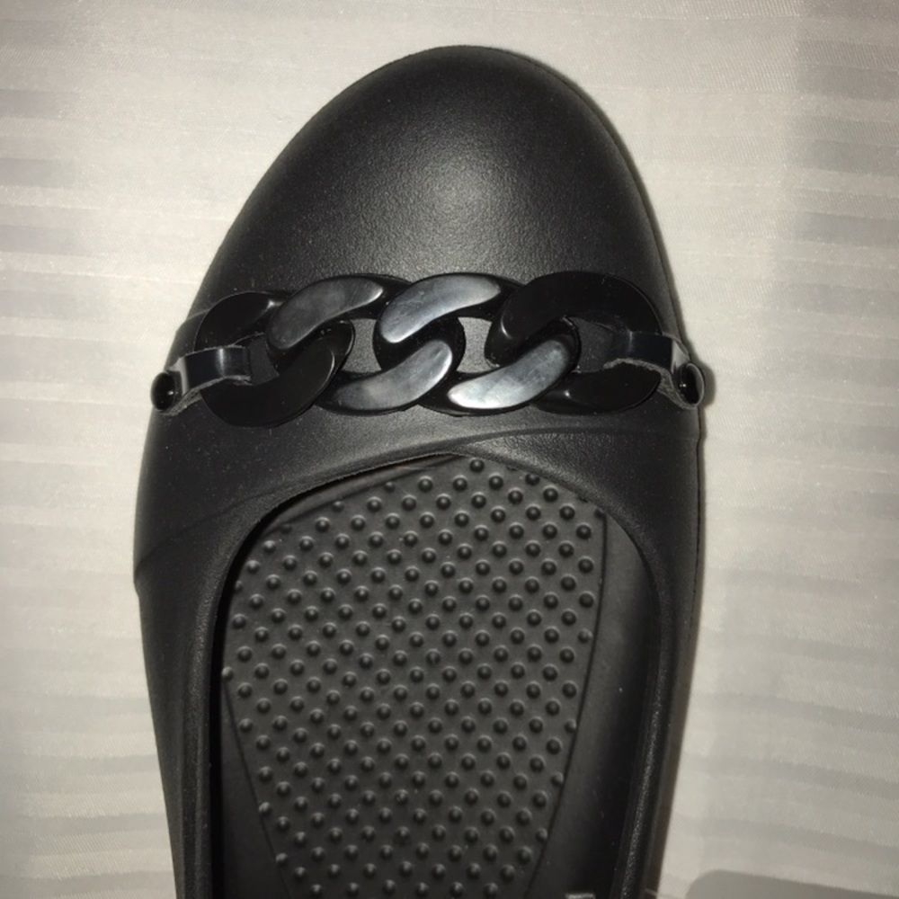 Gorgeous black crocs with a decorative link