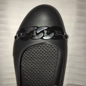 Gorgeous black crocs with a decorative link