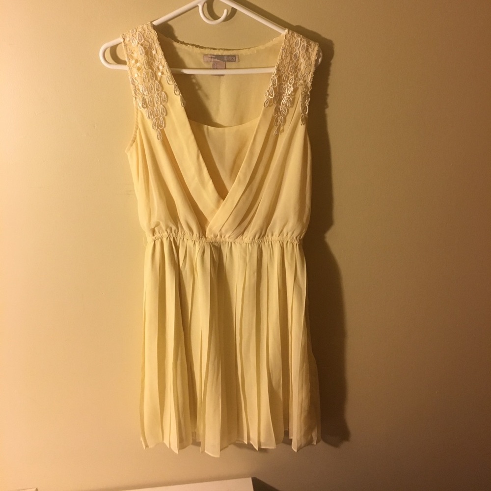 Pleated dress with lace detail