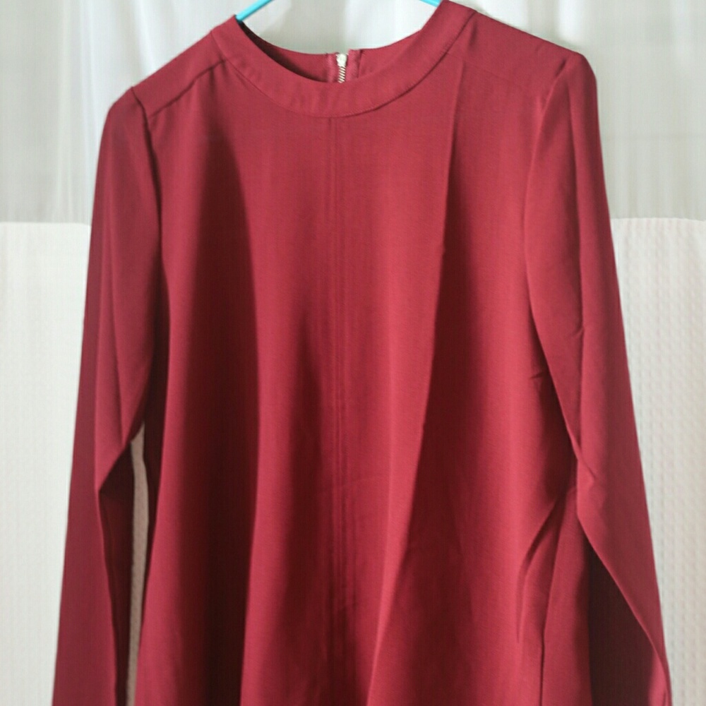 $5! Burgundy long sleeved blouse w/ zipper detail