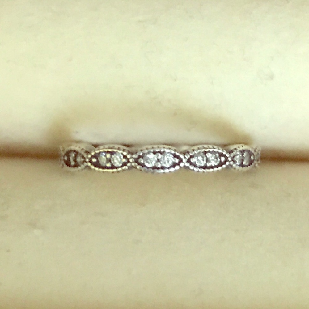 Pandora Sparkling leaves band