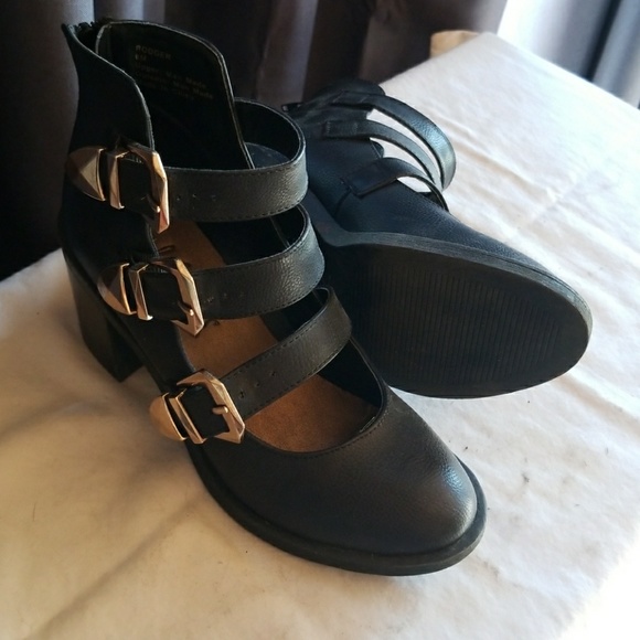 Cute buckle boots - Picture 3 of 5