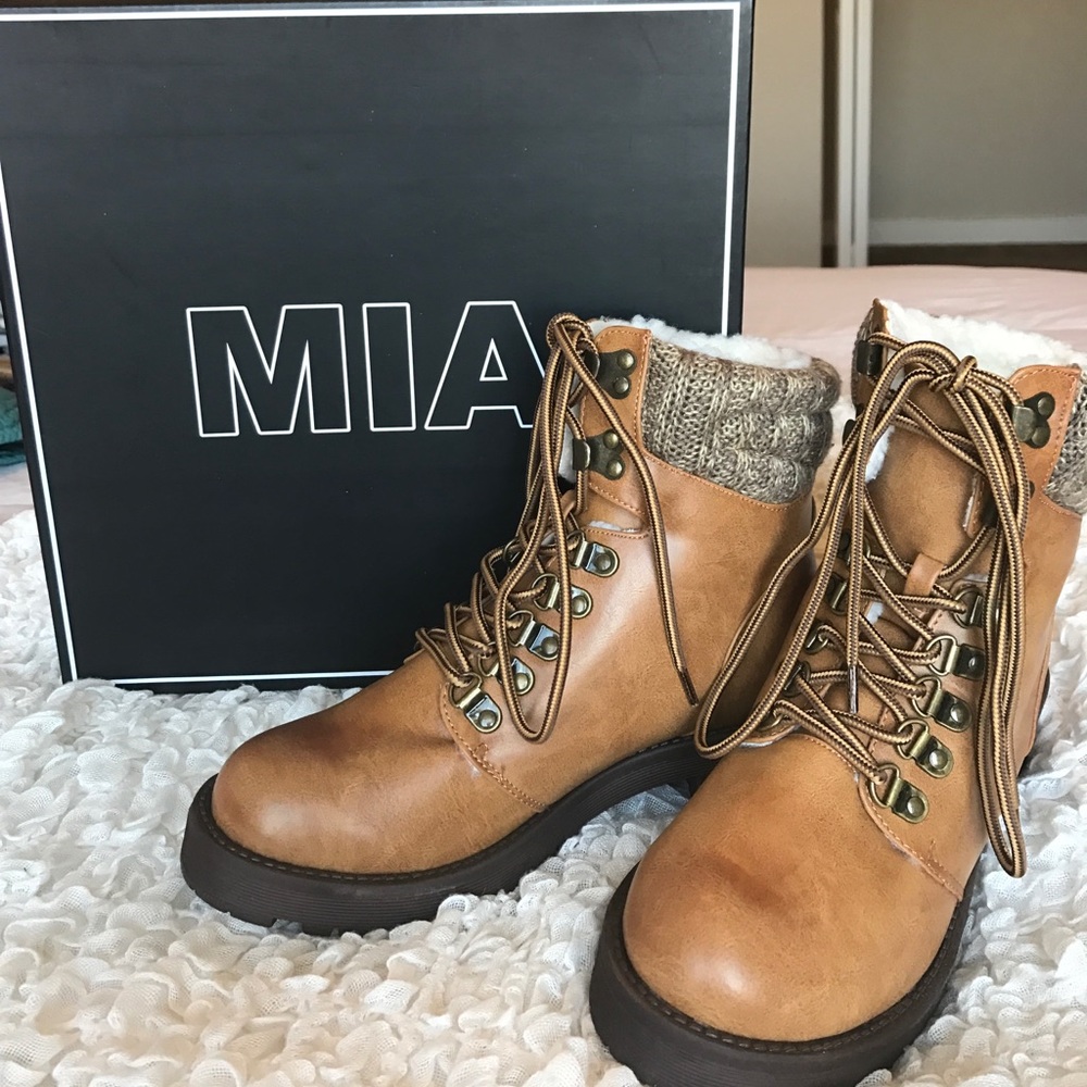 NWT MIA boots