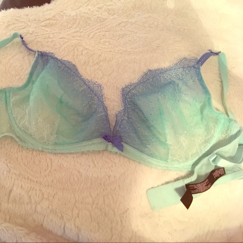 Victoria secret very sexy unlined 34DD bra