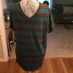 NWOT BROWN/GREEN STRIPED V-NECK KNIT SHIRT 🌟