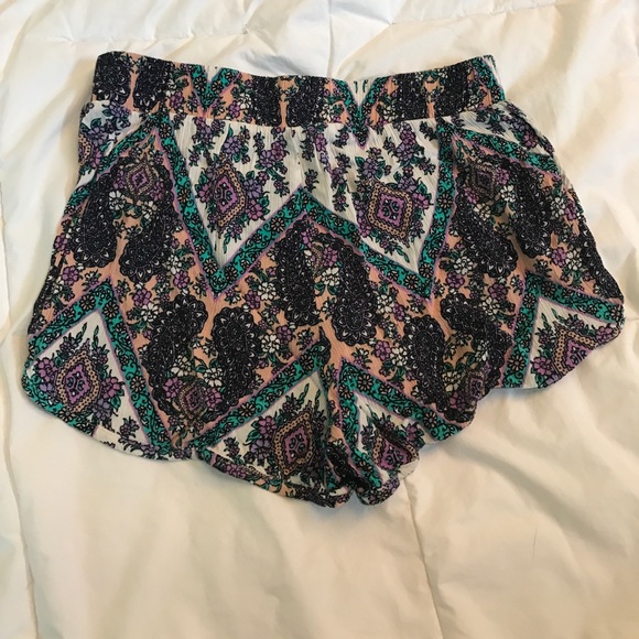 Pacsun patterned flowy shorts - Picture 3 of 4